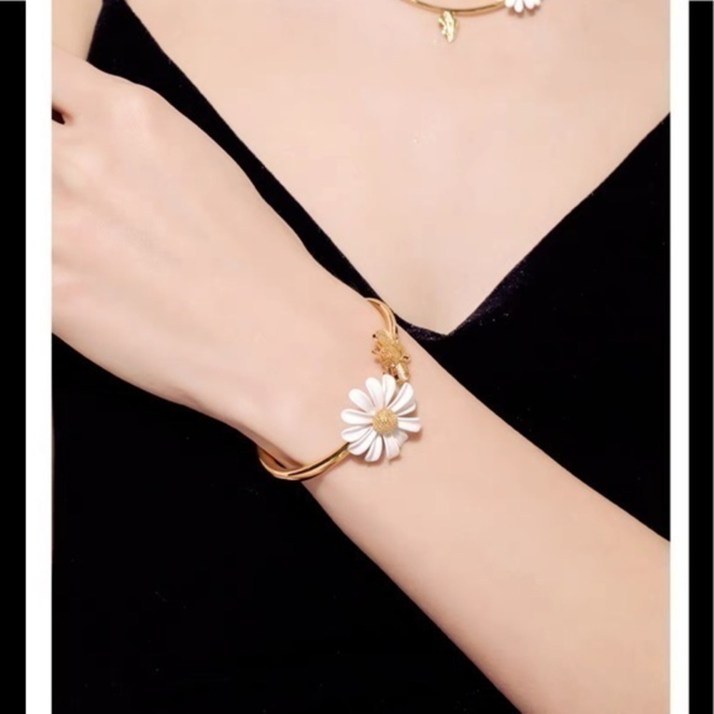 18K GP Daisy Bee Bracelet